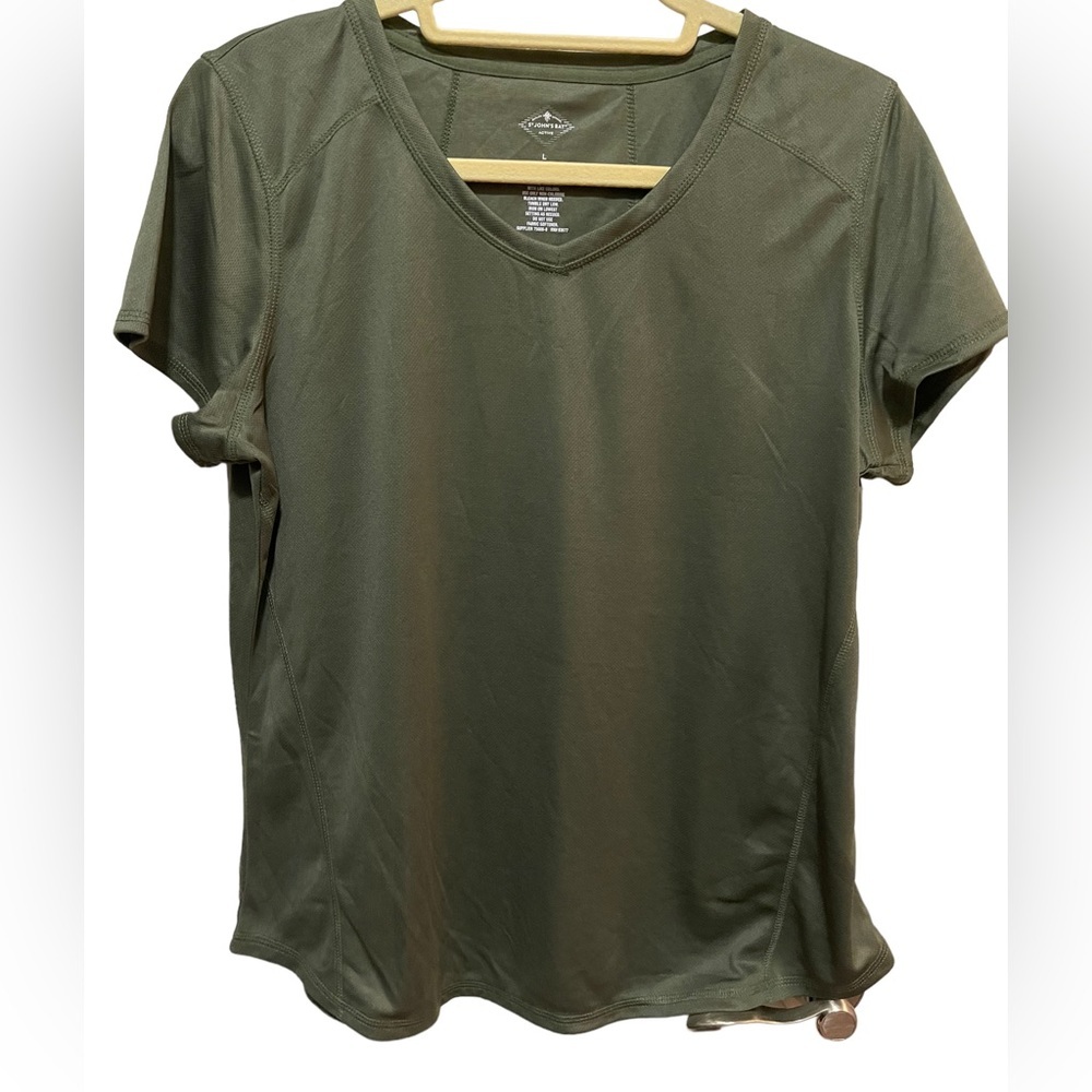 St John’s Bay - athletic top - size Large - Like New